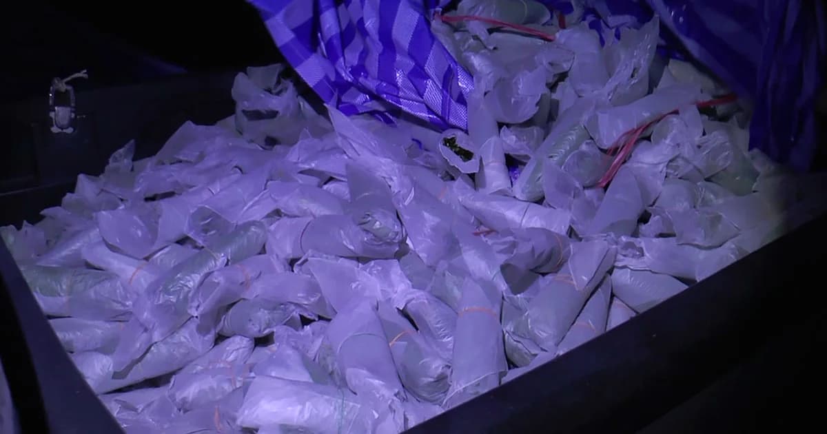 บุกทลาย ! แก๊งขนใบกระท่อมรายใหญ่ ยึดนับตัน คนร้ายเผ่นหนี