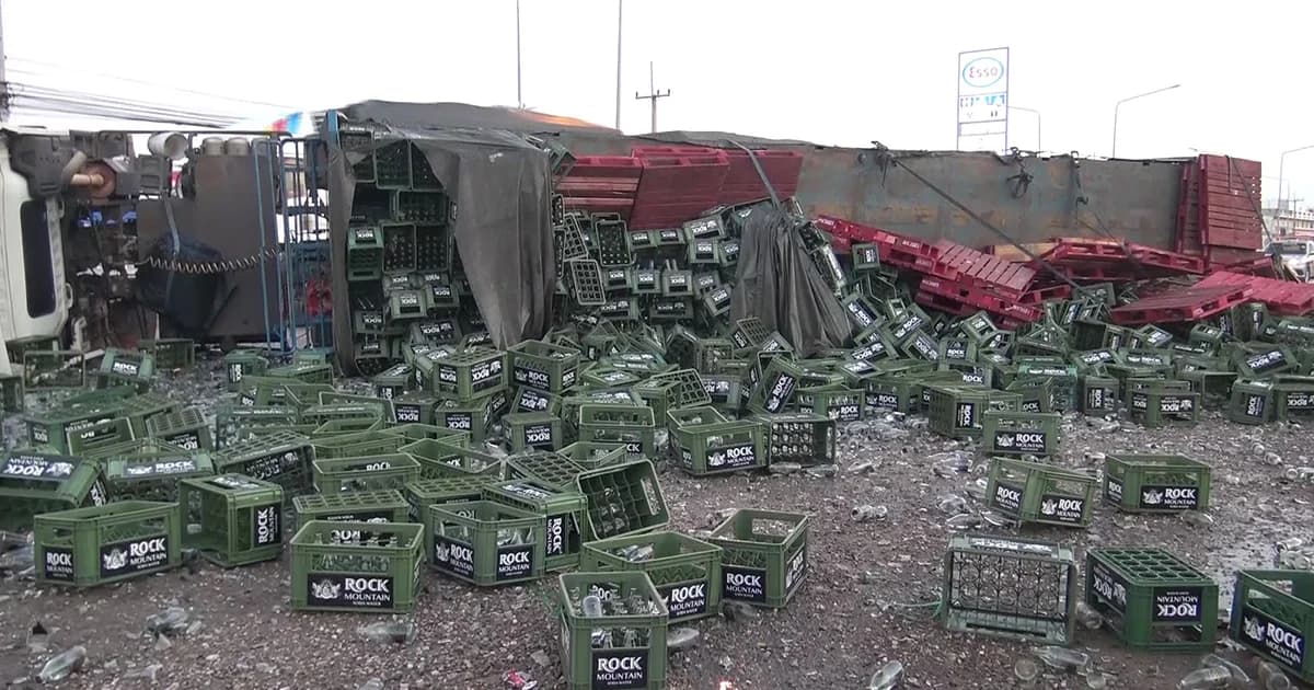 ประจวบฯรถพ่วงพลิกคว่ำ เทกระจาดโซดาแตกเกลื่อนถนน