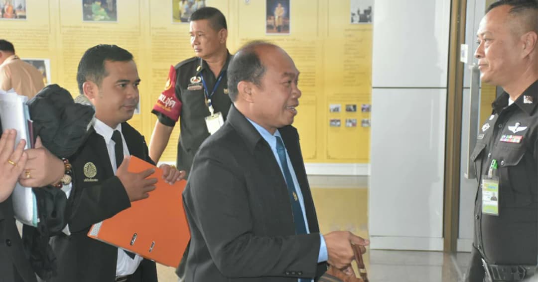 ยิ้มสู้! ครูปรีชา-เจ๊บ้าบิ่น รายงานตัว รับเงินประกันคืน