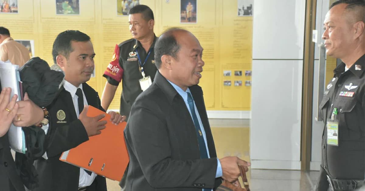 ยิ้มสู้! ครูปรีชา-เจ๊บ้าบิ่น รายงานตัว รับเงินประกันคืน