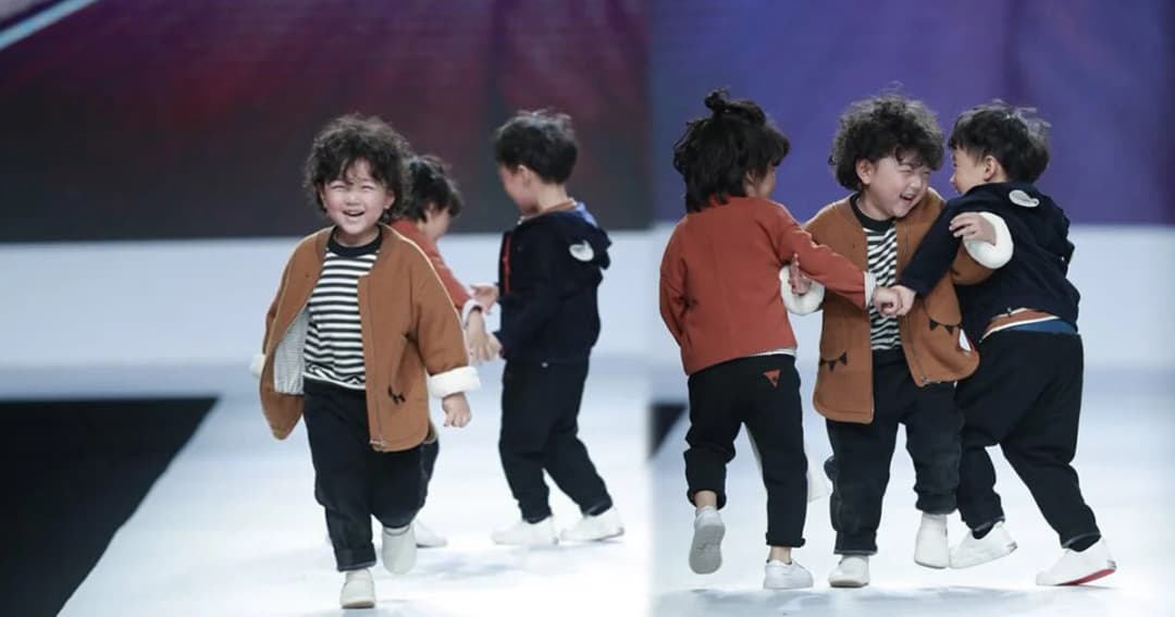 นายแบบ 4 ขวบชนเพื่อนล้มกลางเวที ก่อนเดินต่อด้วยอาการเขิน