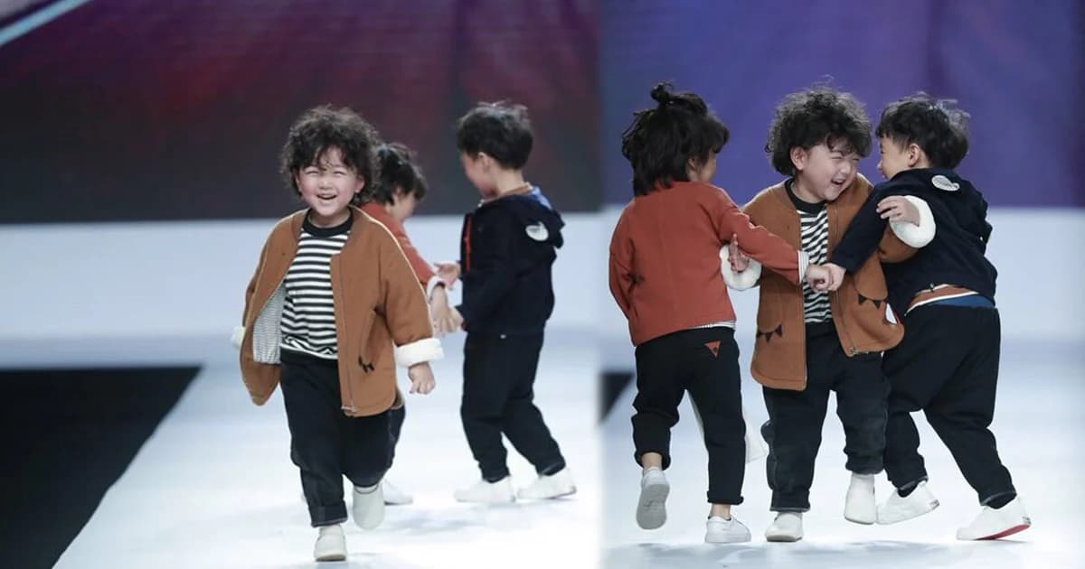 นายแบบ 4 ขวบชนเพื่อนล้มกลางเวที ก่อนเดินต่อด้วยอาการเขิน