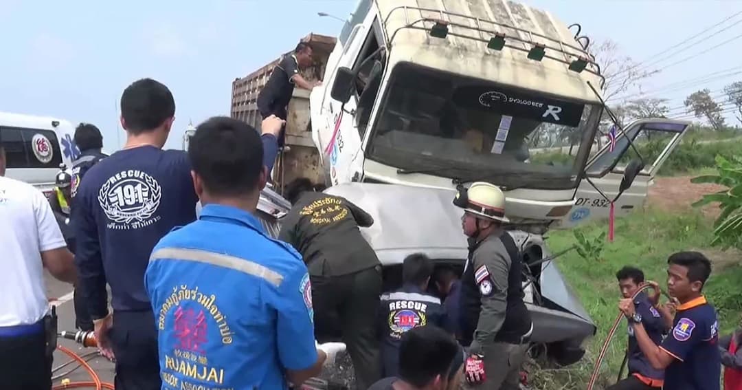 กระบะซิ่งเสียหลักหลุดโค้ง พุ่งชนสิบล้อ ดับ 2 ราย