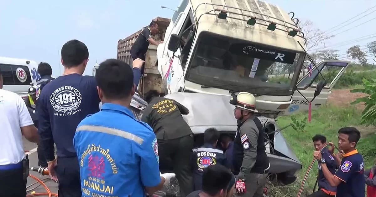 กระบะซิ่งเสียหลักหลุดโค้ง พุ่งชนสิบล้อ ดับ 2 ราย