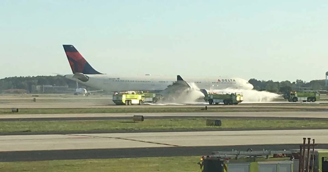 เครื่องบินเดลต้าแอร์ไลน์ ต้องลงจอดฉุกเฉิน หลังไฟไหม้เครื่องยนต์