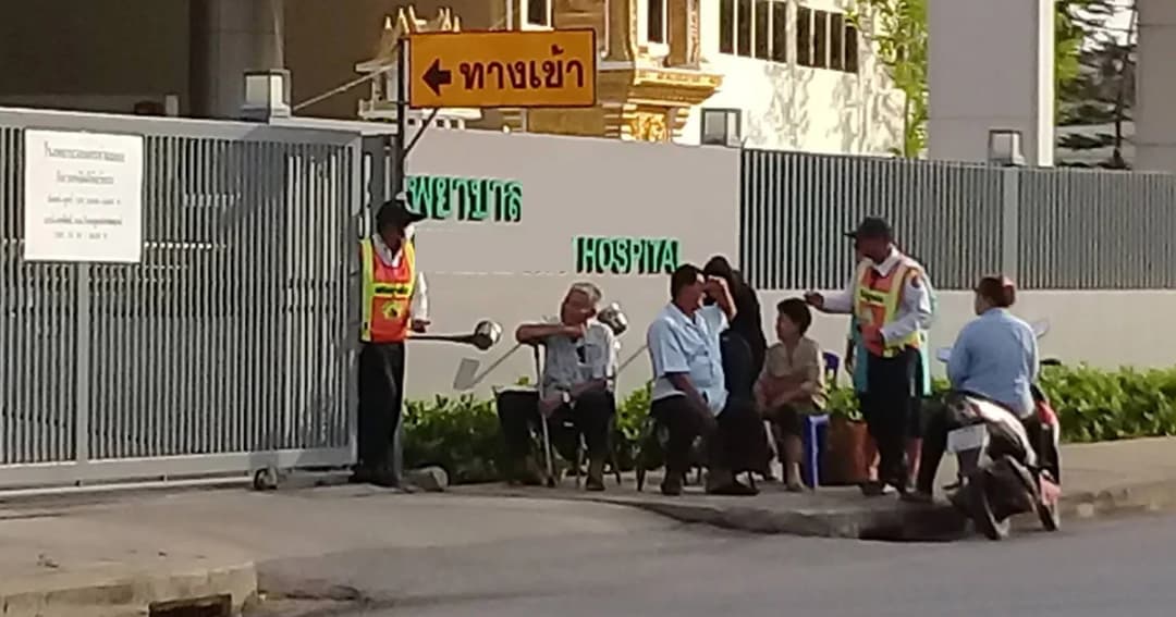 โซเชียลจวก ! รพ.ดังแถวท่าฉลอมให้ผู้ป่วยสูงวัย นั่งตากแดดรอหน้า รพ.
