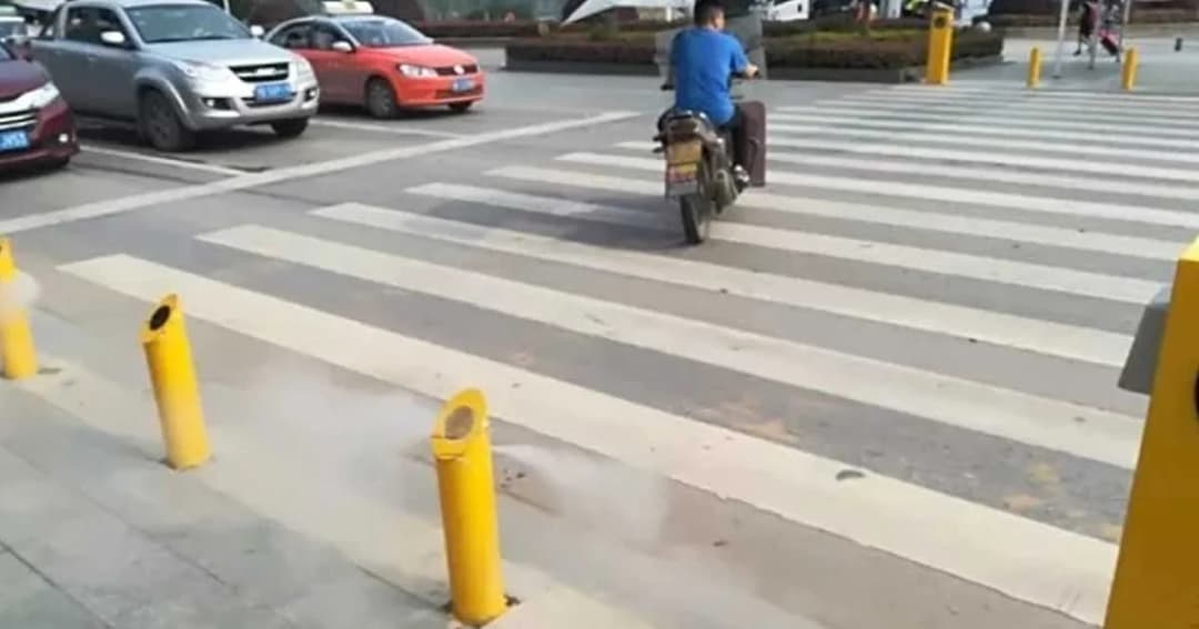 จีนเอาคืน คนไม่เคารพกฎ ติดเครื่องปล่อยควันริมถนน