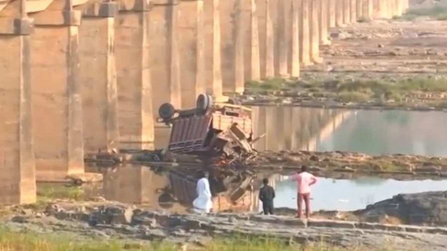 รถบรรทุกรีบไปงานแต่งงาน เสียหลักตกสะพานเสียชีวิต 21 ราย