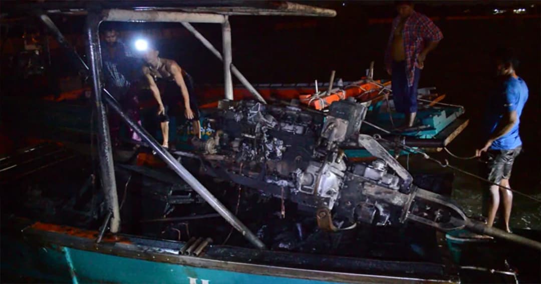 ระทึก ! ไฟไหม้เครื่องยนต์เรือลากหอยแคลงเกือบวอดทั้งลำ