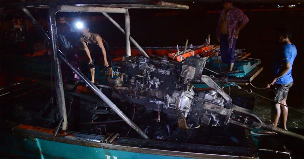 ระทึก ! ไฟไหม้เครื่องยนต์เรือลากหอยแคลงเกือบวอดทั้งลำ