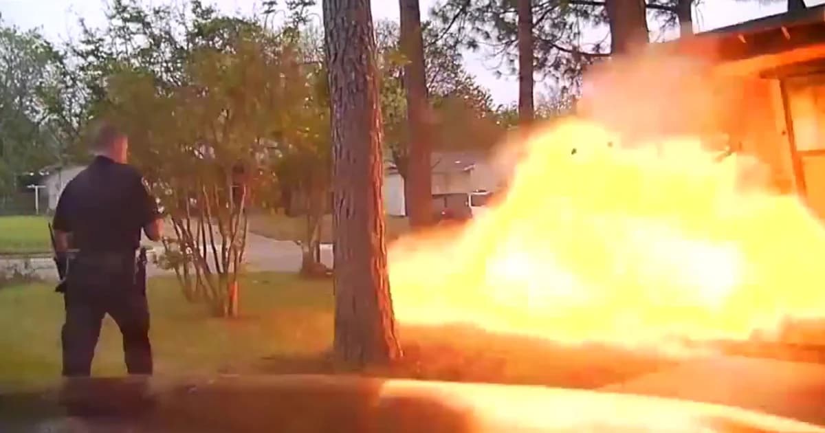 ตำรวจเฉียดตาย เหตุแก๊สรั่วทำบ้านระเบิด