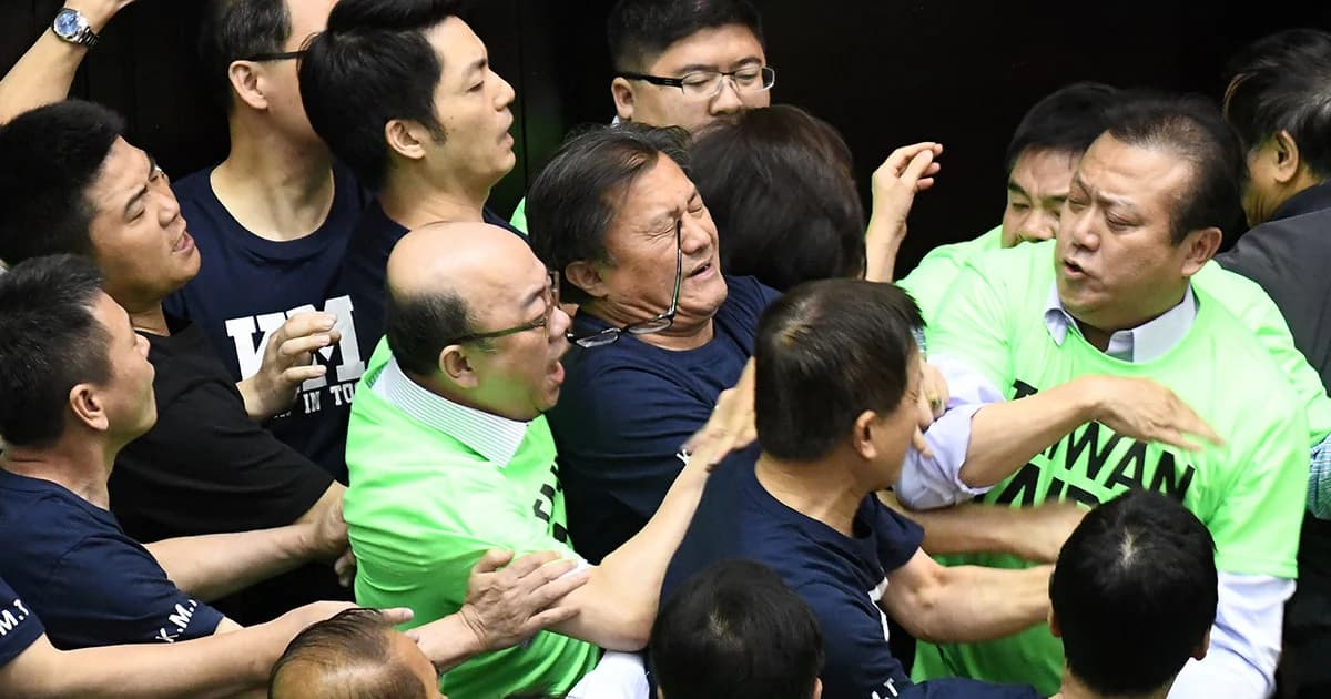 สภาไต้หวันดวลหมัด ! ปมลดเงินบำนาญทหารผ่านศึก