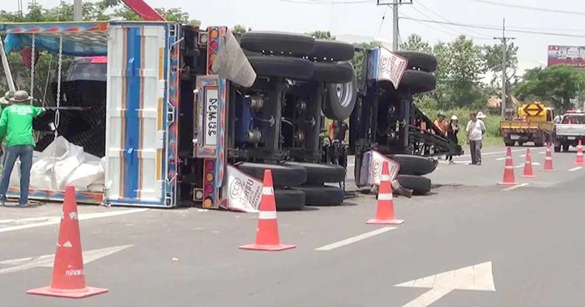 คลิประทึก ! พ่วงลูกพลิกคว่ำ เหล็ก 40 ตันกวาด จยย.กลางสี่แยก