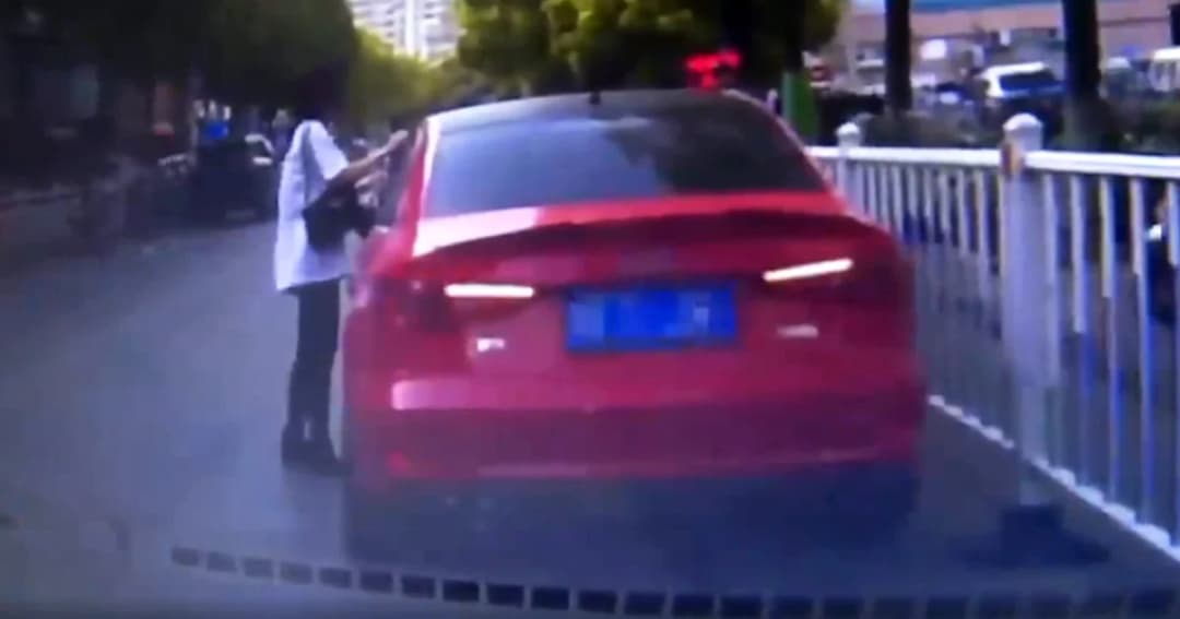 สาวจีนจอดรถผิดกฎ ควักใบสั่งติดหน้ารถตัวเองตบตาตำรวจ