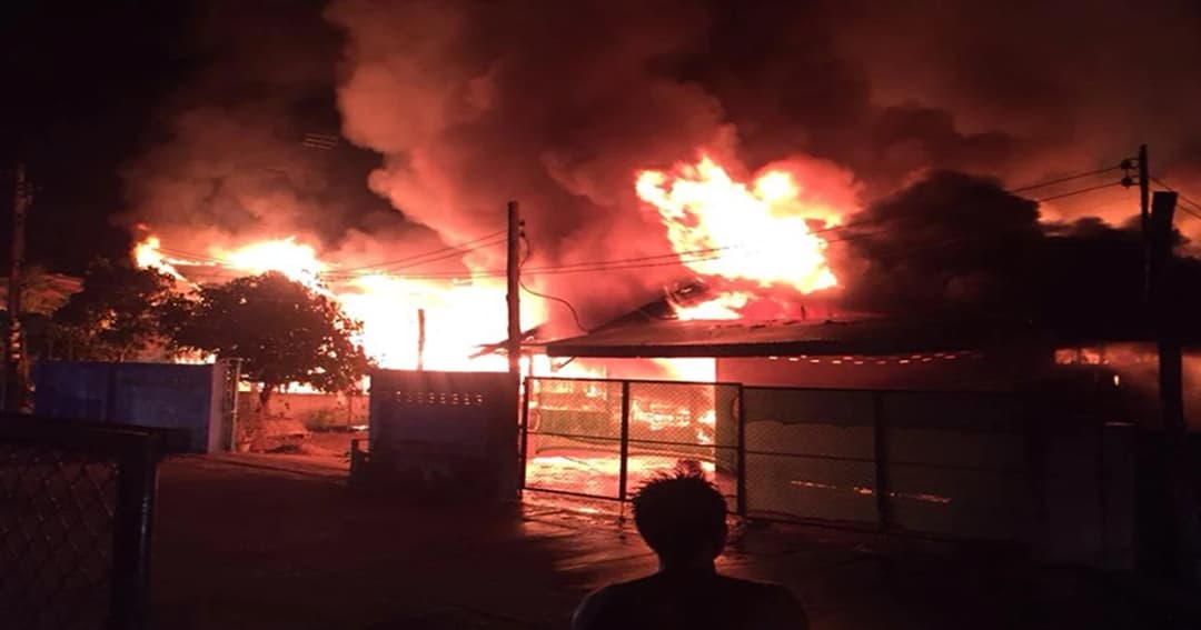 ไฟไหม้บ้านวอด 3 หลัง นายกฯ แม่ระมาด วอนบริจาคช่วยเจ้าของบ้าน