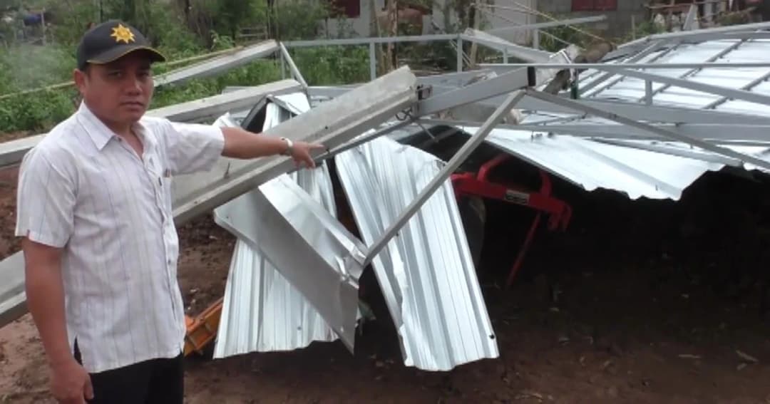 นครพนมอ่วม ! พายุถล่มซ้ำ บ้านเรือนเสียหายรวมกว่า 200 หลัง