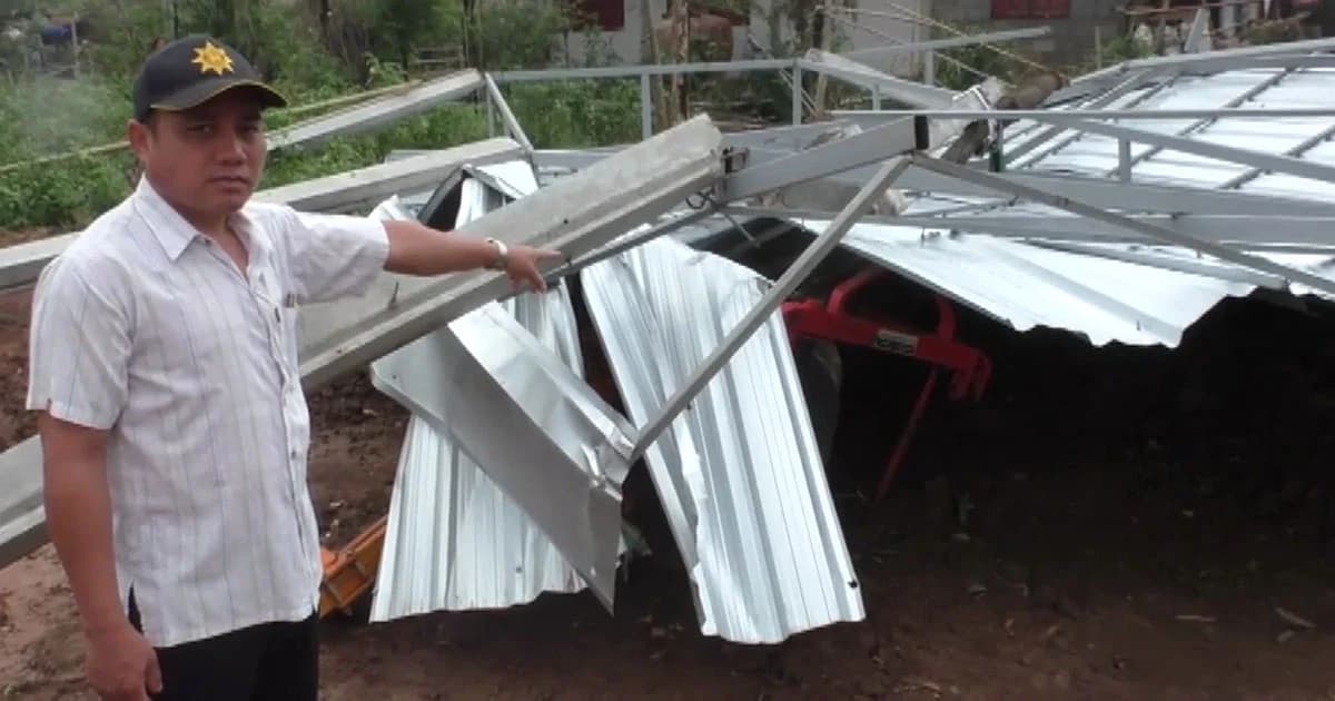 นครพนมอ่วม ! พายุถล่มซ้ำ บ้านเรือนเสียหายรวมกว่า 200 หลัง