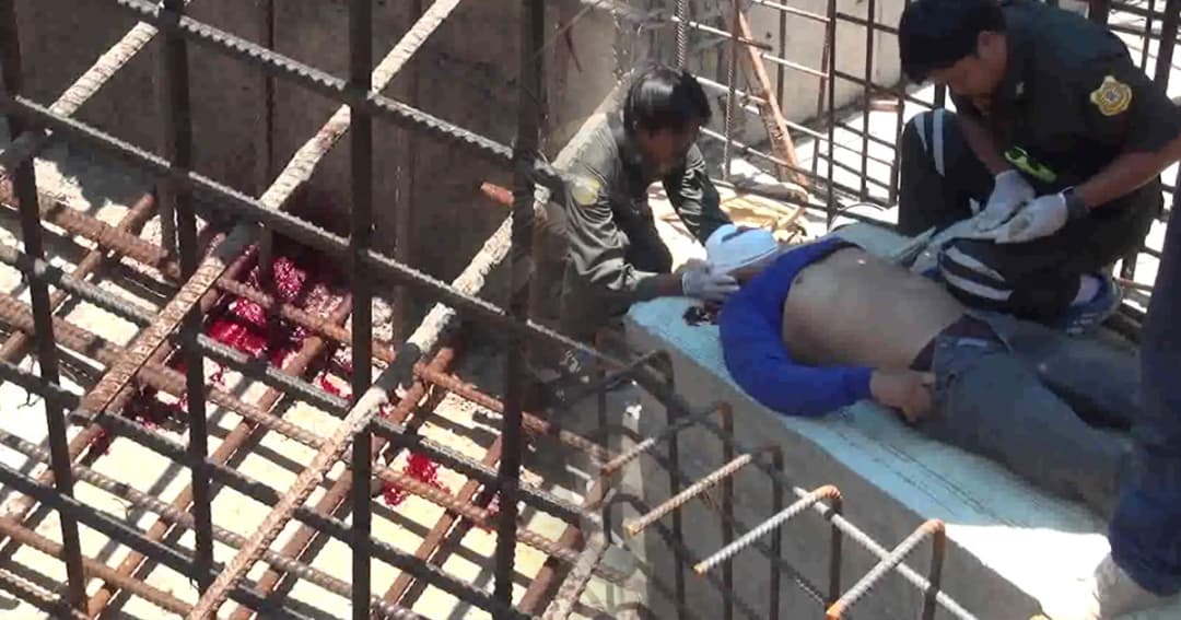หวาดเสียว ! คนงานพลัดตกที่สูง 10 เมตร เหล็กเสียบคาหัว เจ็บสาหัส