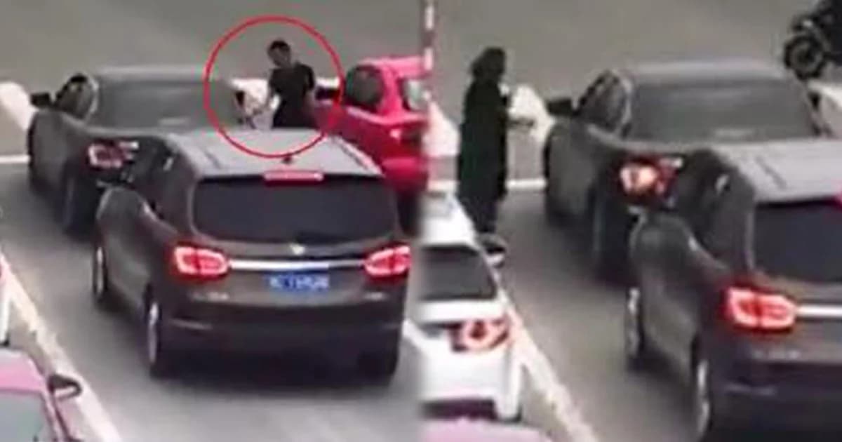 หญิงจีนตกใจหนัก ! โดนชายบุกขึ้นรถกลางแยกก่อนเชิดหนี พบป่วยทางจิต