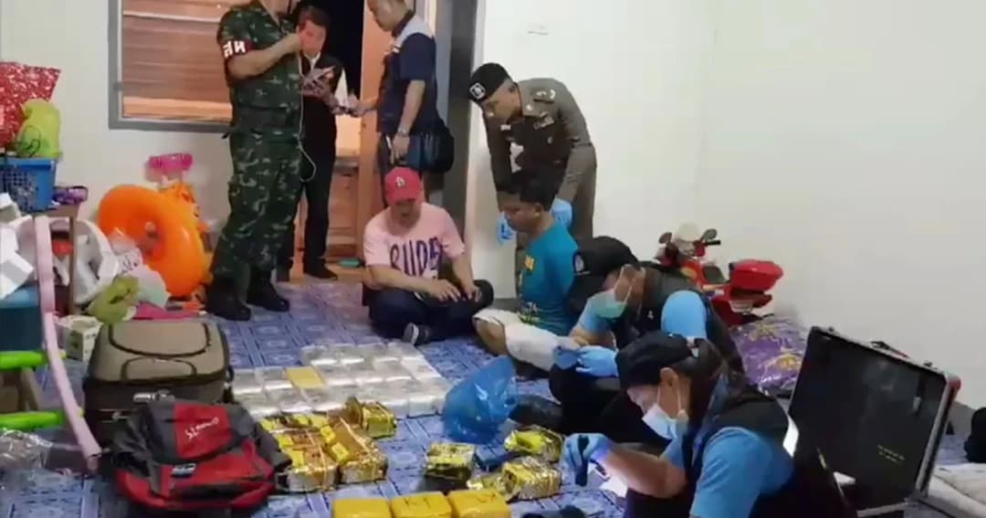 บุกรวบ ! หนุ่มพร้อมพวก ซุกไอซ์-ยาบ้านับแสนเม็ด คาห้องย่านการเคหะฯ