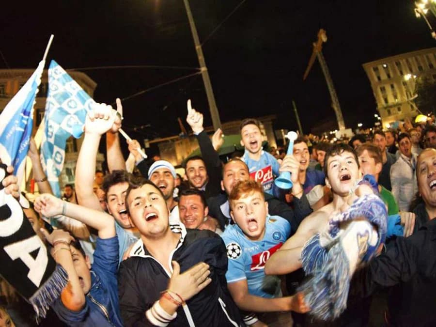 ชาวเนเปิ้ลฉลองทั้งเมือง หลังนาโปลีบุกชนะยูเว่ 0-1 จี้จ่าฝูง 1 แต้ม