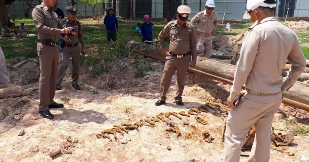 ตะลึง! ขุดพบปืนเกือบ 20 กระบอก ฝังดินกลางในสวนสมเด็จฯ ร้อยเอ็ด