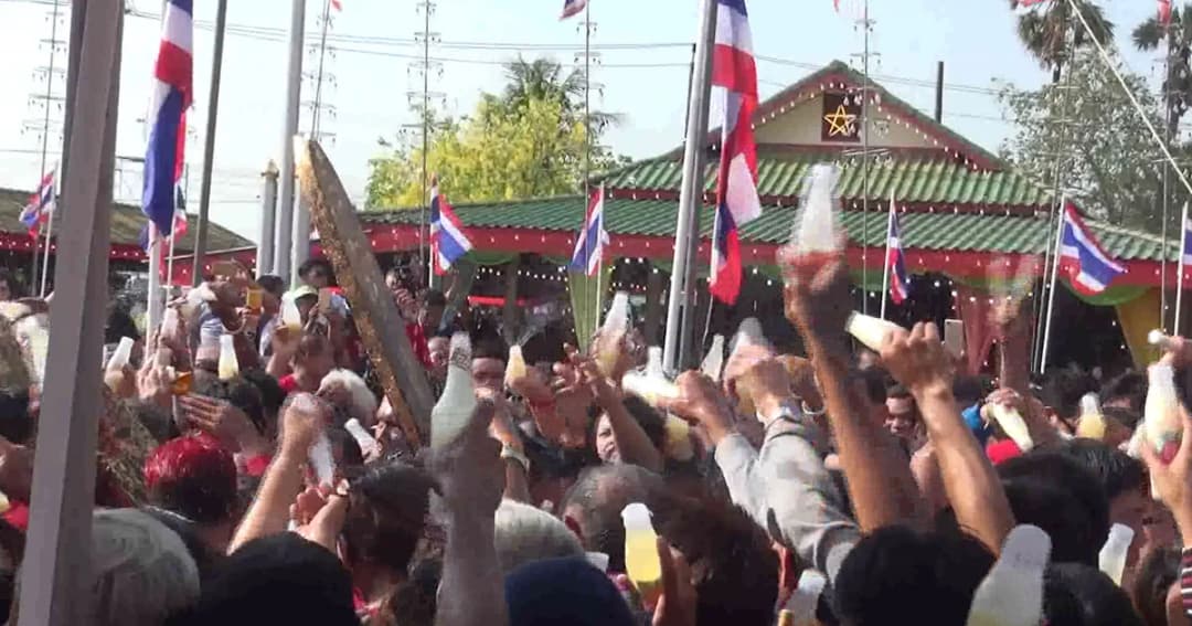 สืบสานประเพณีกว่า 200 ปี สรงน้ำเจว็ดพ่อหลวงคงเพ็ชร