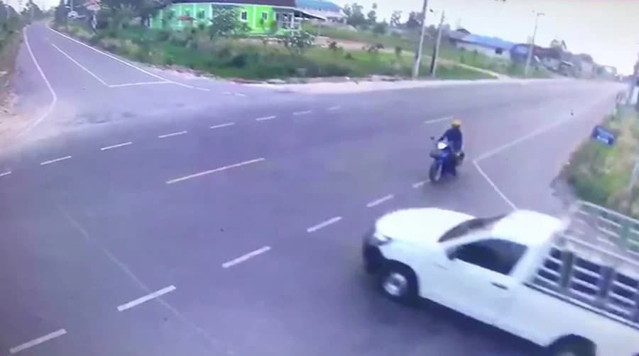 กระบะซิ่งตัดหน้าจยย. ก่อนขับหนี ล่าสุดคนขับรถกระบะเข้ามอบตัว