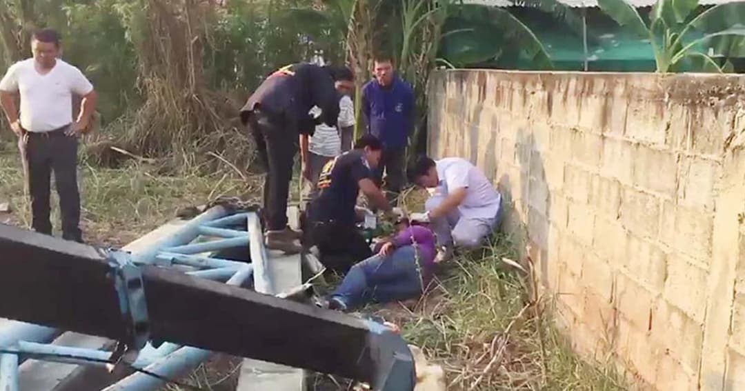 ปางตาย ! เครนยกเสาปูนขาด ทำเสาหล่นกระดอนถูกคน เจ็บหนัก