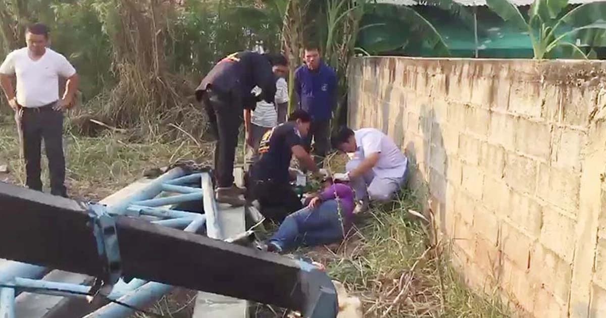 ปางตาย ! เครนยกเสาปูนขาด ทำเสาหล่นกระดอนถูกคน เจ็บหนัก