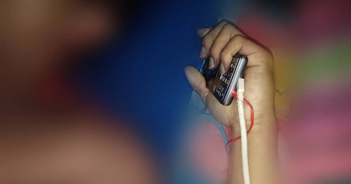 ดับอีก ! คุยโทรศัพท์ขณะชาร์จ ถูกไฟฟ้าช็อต