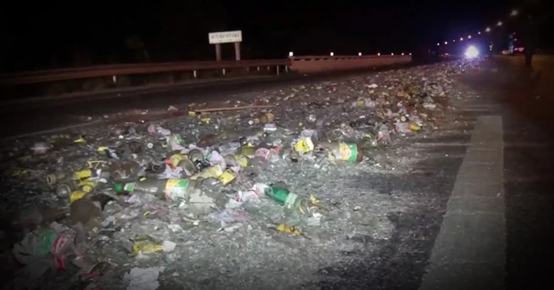 รถบรรทุกพ่วงเทกระจาดขวดแก้วแตกเกลื่อนถนน ทำจราจรติดยาว