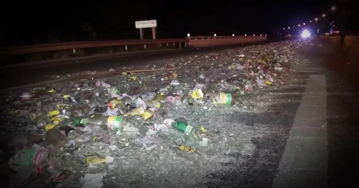 รถบรรทุกพ่วงเทกระจาดขวดแก้วแตกเกลื่อนถนน ทำจราจรติดยาว