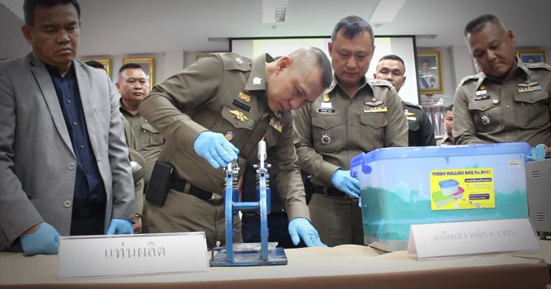 รองผบ.ตร.บุกทลายแหล่งผลิตยาเสพติดรายใหญ่ พร้อมของกลางแท่นพิมพ์ยาบ้า