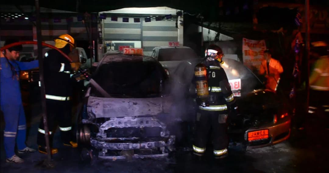 ระทึกกลางดึก! ไฟไหม้เต็นท์ขายรถยนต์มือสองเสียหาย 3 คัน