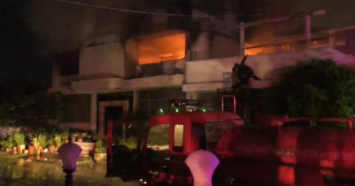 ระทึก ! ไฟไหม้สำนักงานโรงงานผลิตรองเท้า เสียหายกว่า 5 แสนบาท