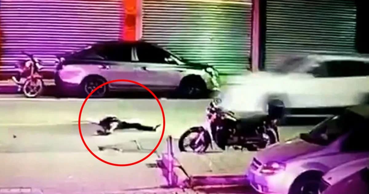 หนุ่มจีนเมานอนกลางถนน โดนรถทับดับคาที่