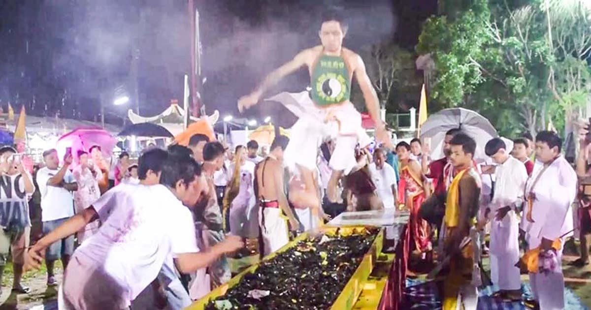 คลิปฉลองศาลเจ้าเปากง จ.ตรัง แสดงอภินิหารลุยกระเบื้องแตก