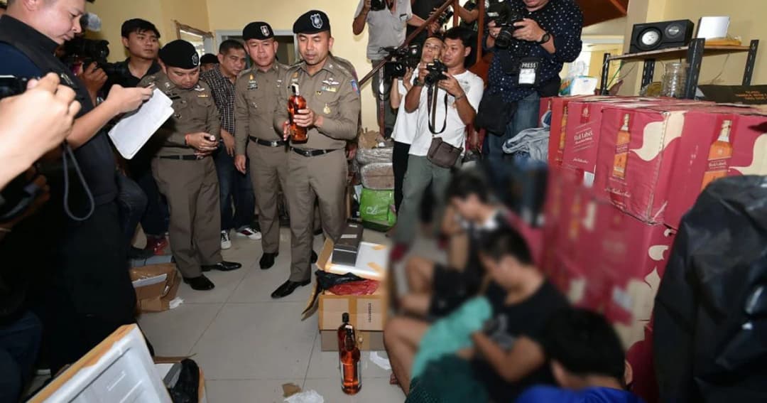รวบแก๊งเมียนมา ผลิตเหล้าเถื่อนเตรียมส่งขาย ยึดได้กว่า 200 ลัง