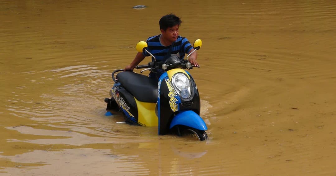 ฝนถล่มสงขลา น้ำท่วมปิดทางสัญจร ชาวบ้านเดือดร้อนหนัก