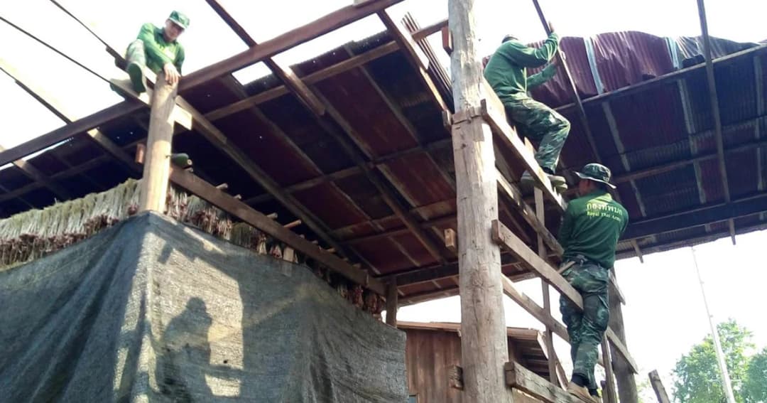ทหารลำพูนช่วย ปชช.ซ่อมบ้าน หลังโดนพายุ