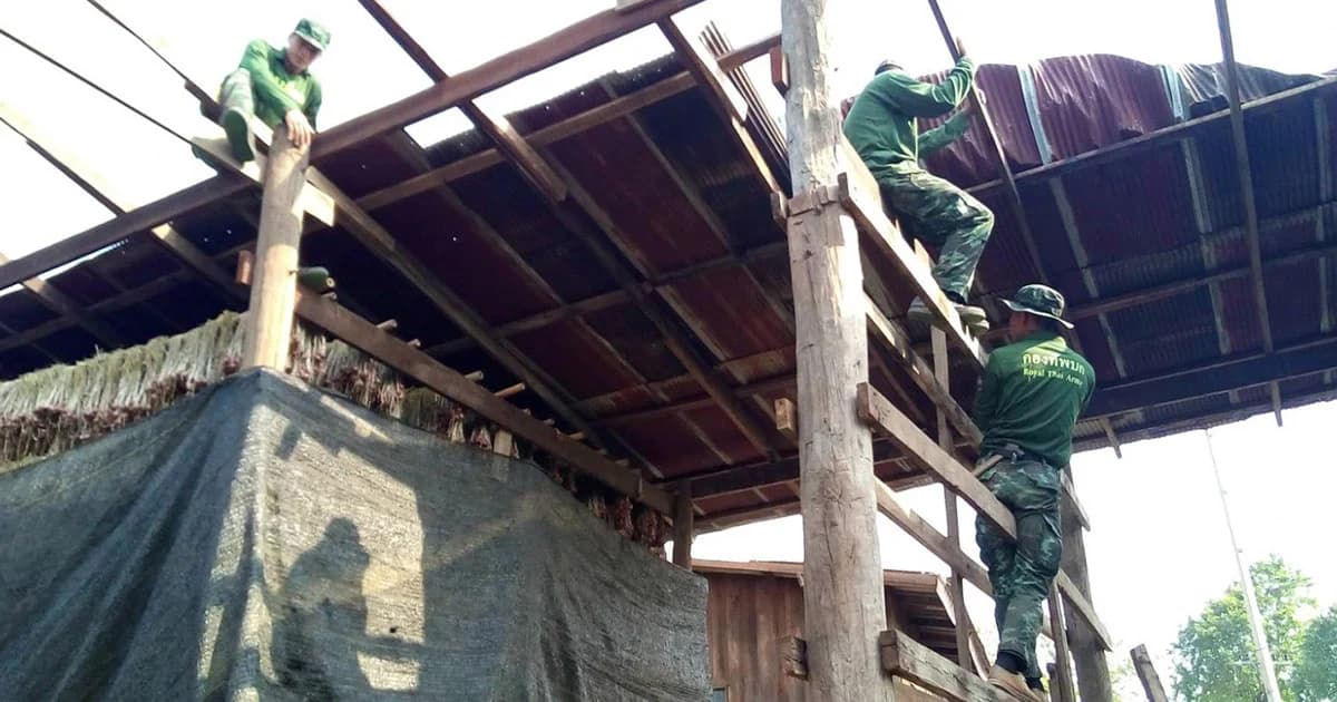 ทหารลำพูนช่วย ปชช.ซ่อมบ้าน หลังโดนพายุ