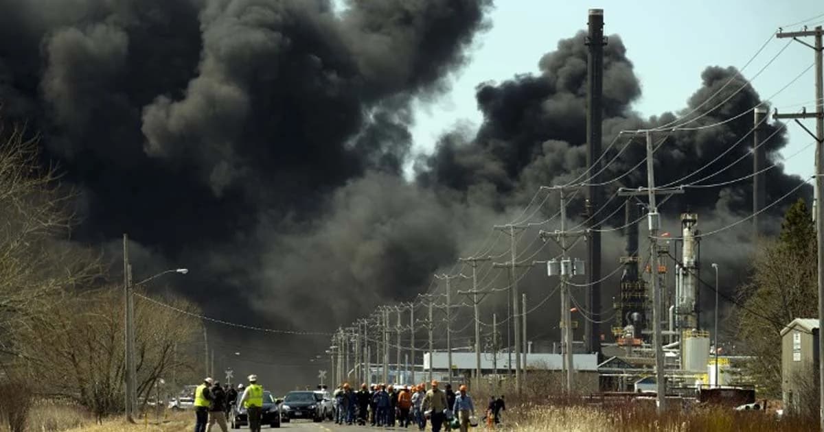 อพยพคนหนีวุ่น ! ระเบิดใหญ่โรงกลั่นน้ำมัน รัฐวิสคอนซิน สหรัฐฯ เจ็บ 11