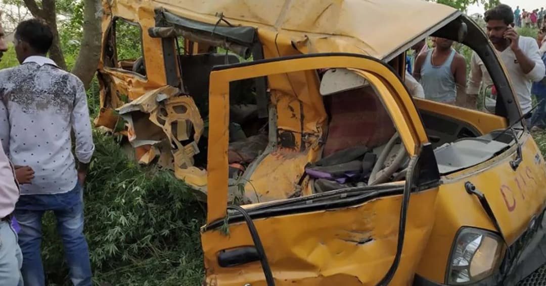 รถไฟ พุ่งชนรถนักเรียนในอินเดียลอยกระแทกพื้นอย่างรุนแรง ดับ 13