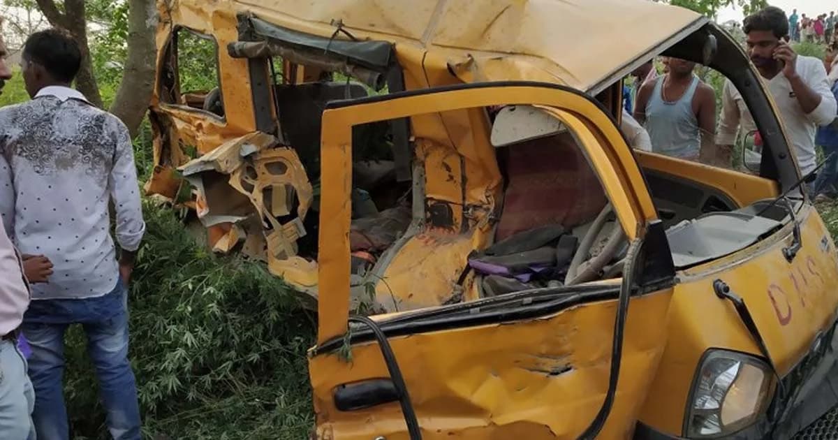 รถไฟ พุ่งชนรถนักเรียนในอินเดียลอยกระแทกพื้นอย่างรุนแรง ดับ 13