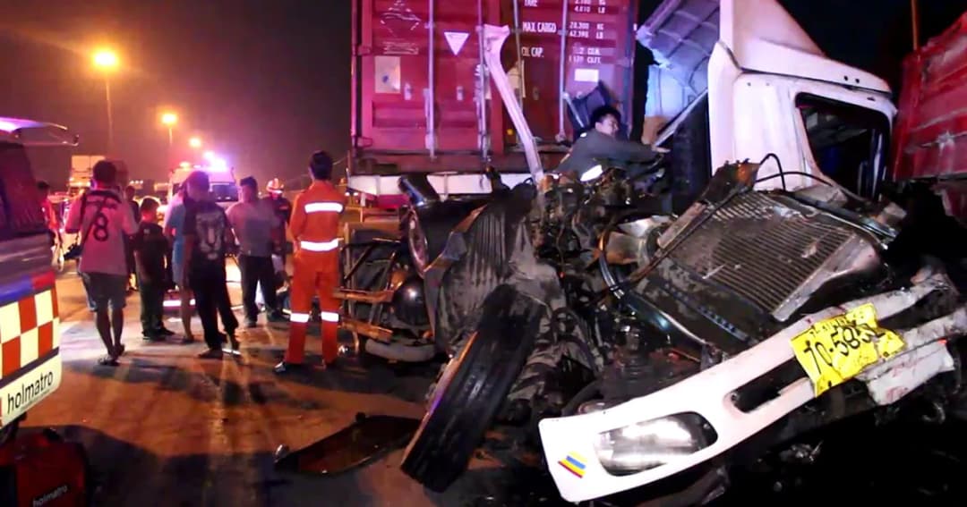 คนขับบรรทุกหลับใน พุ่งชนเทรลเลอร์ยับ สาหัส 2 ราย