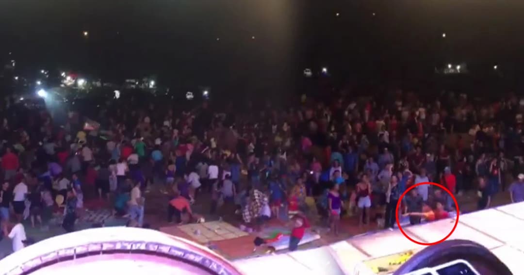 ตีกันยับ! แก๊งโจ๋ธาตุพนม ทำสงครามขวดปะทะเดือดหน้าเวทีหมอลำ