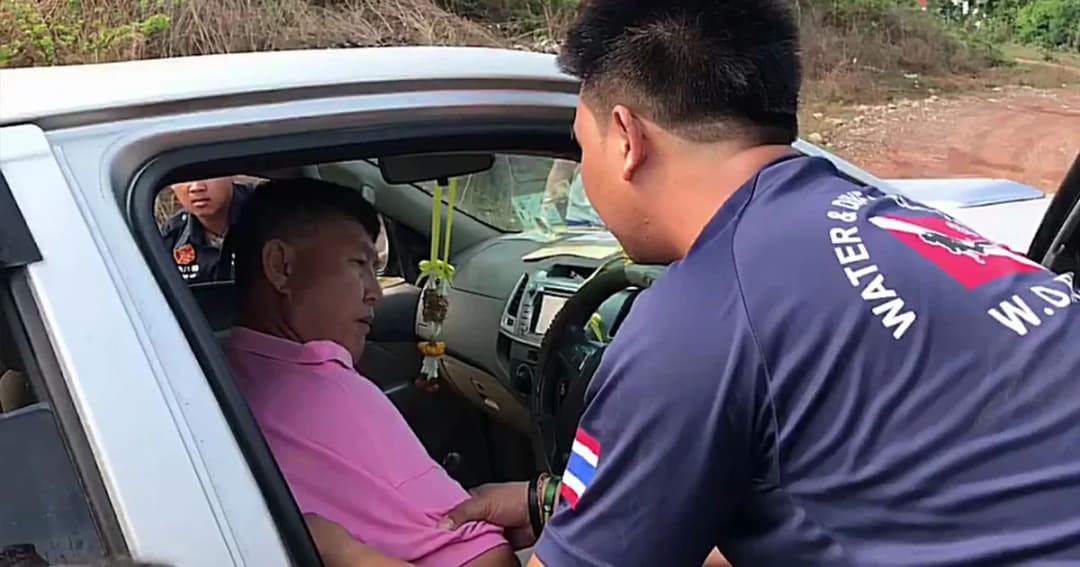 หวิดดับ ! ครูใกล้เกษียณ ชักเกร็ง ขับรถเสียหลักตกข้างทาง