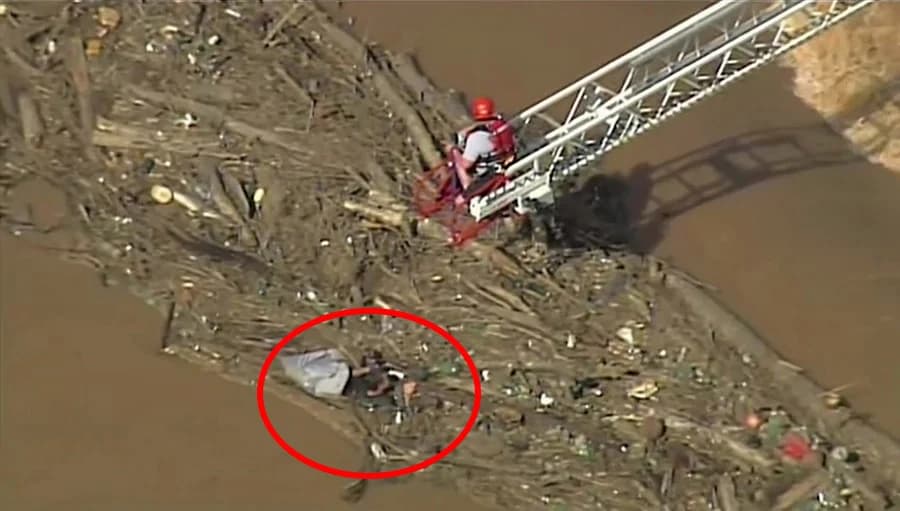 กู้ภัยสหรัฐฯ ช่วยนักพายเรือคายัคติดกลางแม่น้ำ