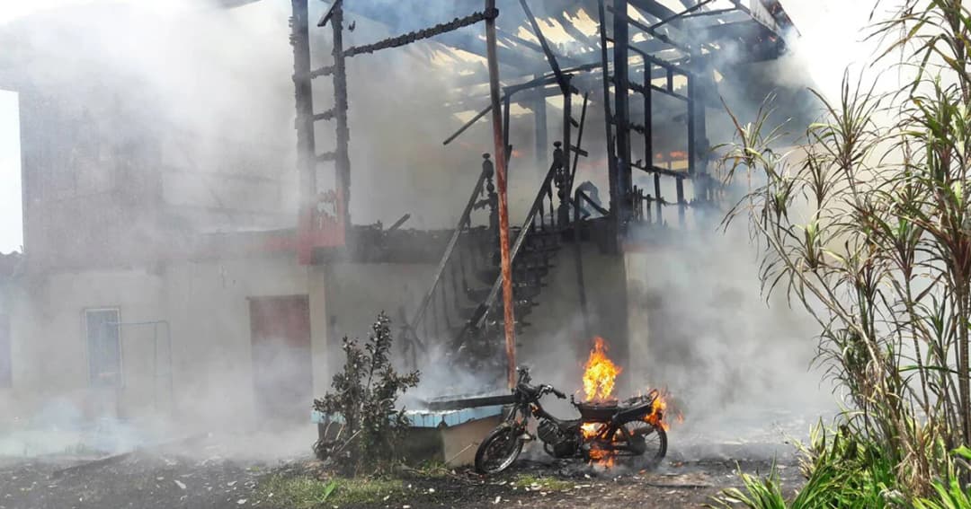 สลด!ไฟไหม้เหลือแต่ซาก เจ้าของบ้านถูกไฟคลอกดับคากองเพลิง